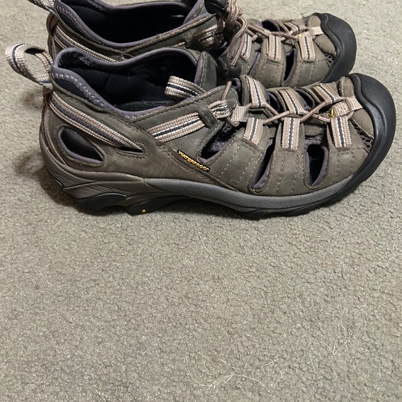 Keen Men’s Arroyo Closed Toe Waterproof Hiking Sandal - Picture 2 of 7